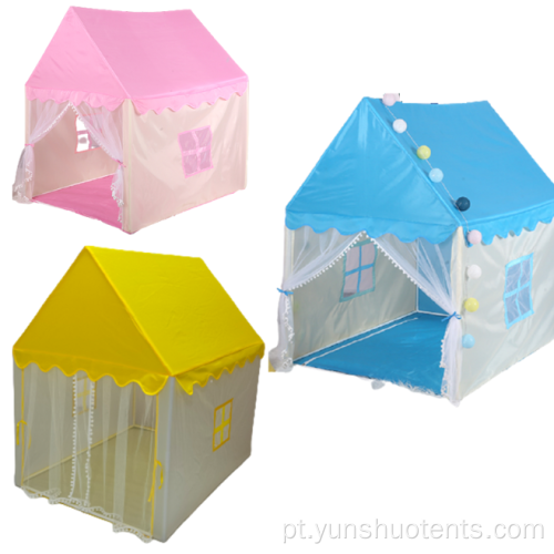 Quarto de criança infantil com casinha de jogos coberta de princesa